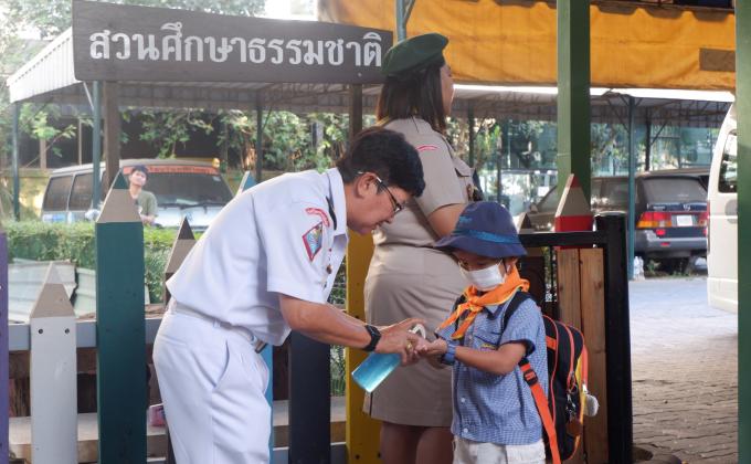 จิตอาสา แจกเจลล้างมือให้กับนักเรียน
