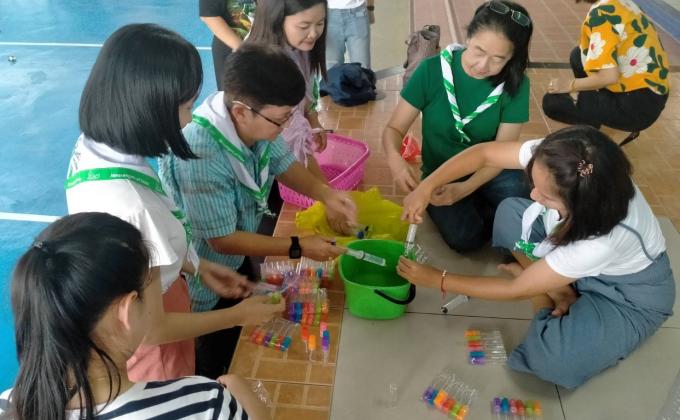 ช่วยกันบรรจุเจลล้างมือ