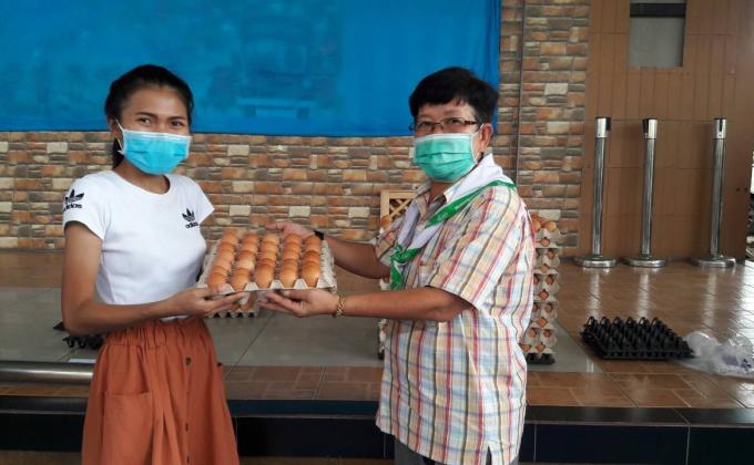 รับมอบไข่ไก่จากโรงเรียน ช่วยเหลือช่วงเชื้อไวรัสระบาด
