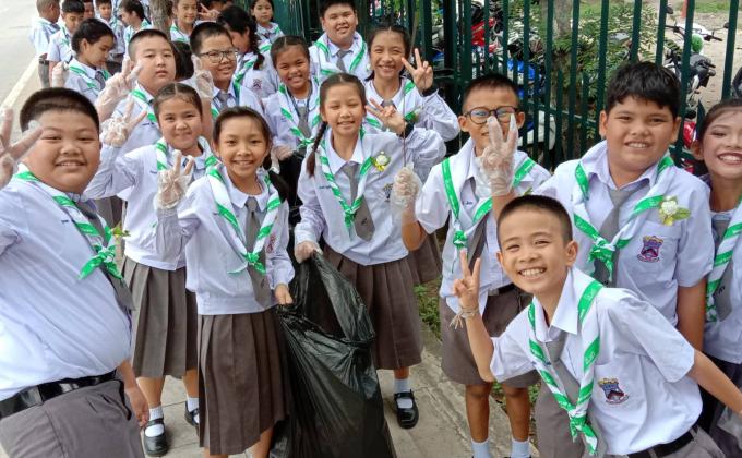 เก็บขยะในบริเวณโรงเรียน