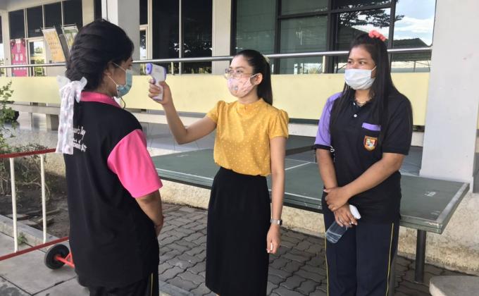 ตรวจวัดไข้นักเรียน