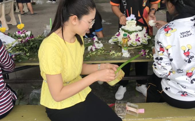 สอนนักเรียนทำกระทง