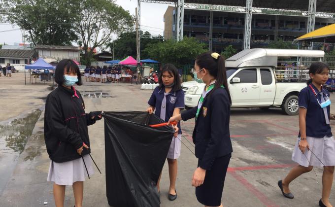 ร่วมกิจกรรมจิตอาสาเก็บขยะบริเวณลานวัด