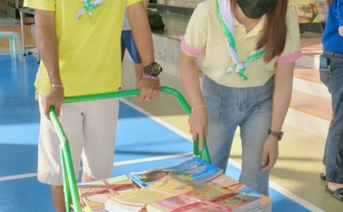 จิตอาสาช่วยย้ายอุปกรณ์การเรียน