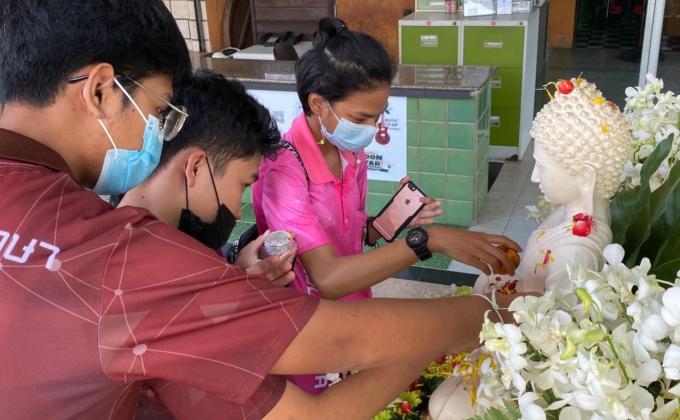 สรงน้ำพระ