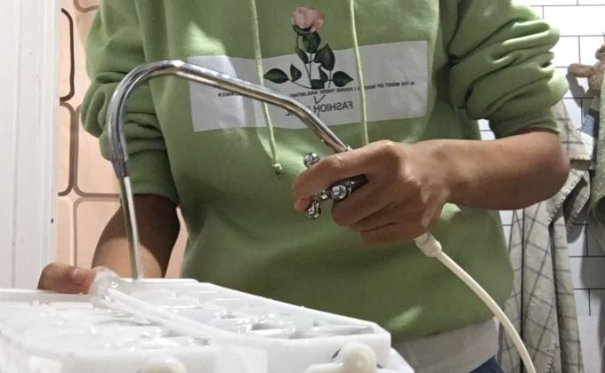 ช่วยย่าทำน้ำแข็ง