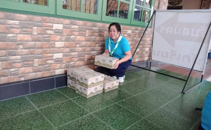 แจกนมให้นักเรียน