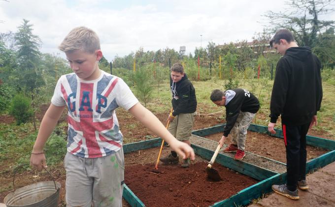 8 young Scouts from Byfield, UK help improve life conditions at the Kibera Scout Office