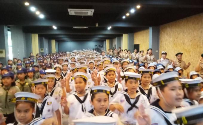 ครูและเด็กๆได้เต้นเพลงMop ร่วมกับลูกเสือต่างชาติ