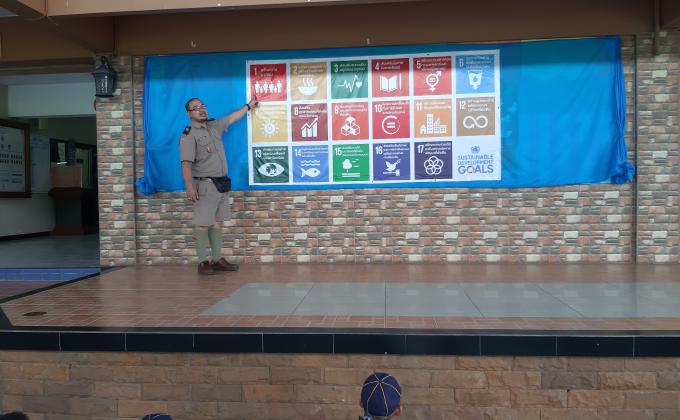 จิตอาสา ติดป้าย SDG ให้ความรู้กับนักเรียน