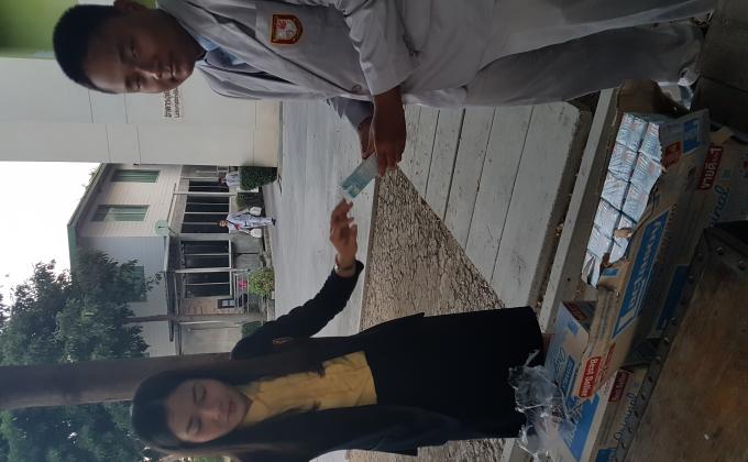 ช่วยแจกอาหารให้นักเรียนที่เข้าร่วมกิจกรรมศึกษาดูงาน