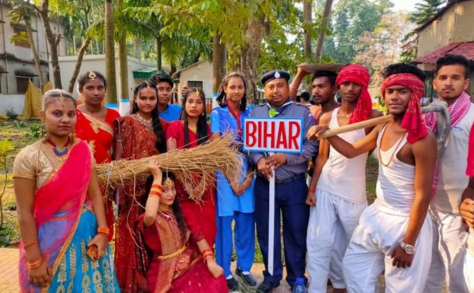 नेशनल इंटीग्रेशन कैम्प में झांकी प्रस्तुत किया।