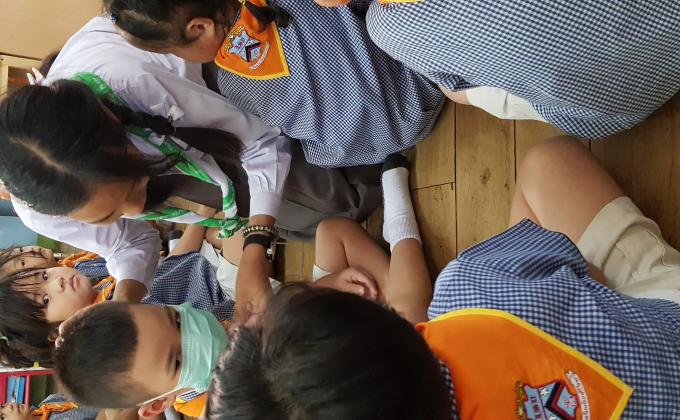 พี่สอนน้องใช้ผ้าปิดปาก