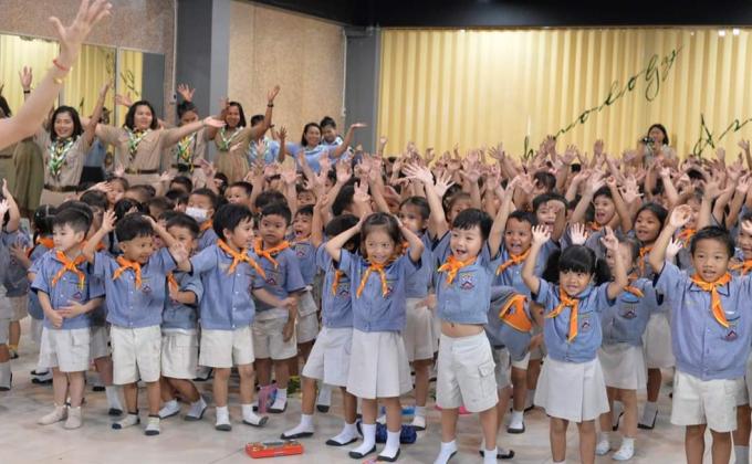 คณะลูกเสือจันทศิริวิทยาได้จัดกิจกรรมสอนน้องเต้น messengers of peace