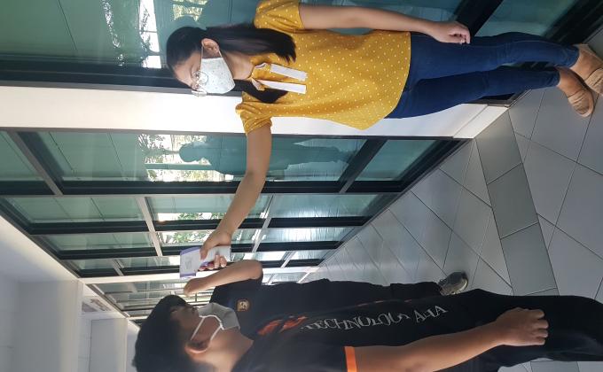 ช่วยวัดไข้นักเรียนที่เข้าร่วมกิจกรรม