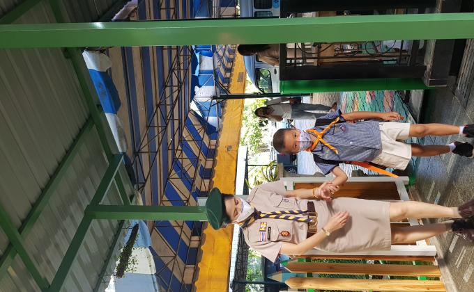 ยืนรับนักเรียนตอนเช้า