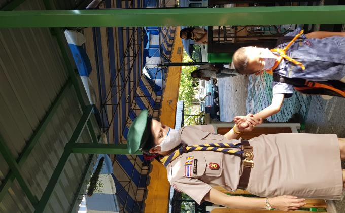 รับนักเรียนตอนเช้า