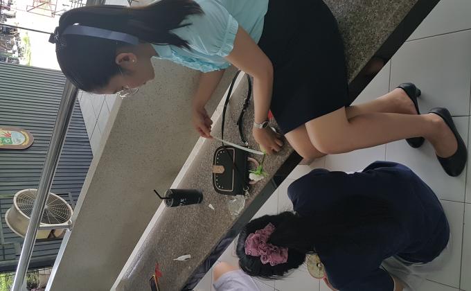 สอนนักเรียนประดิษฐ์ดอกไม้วันแม่