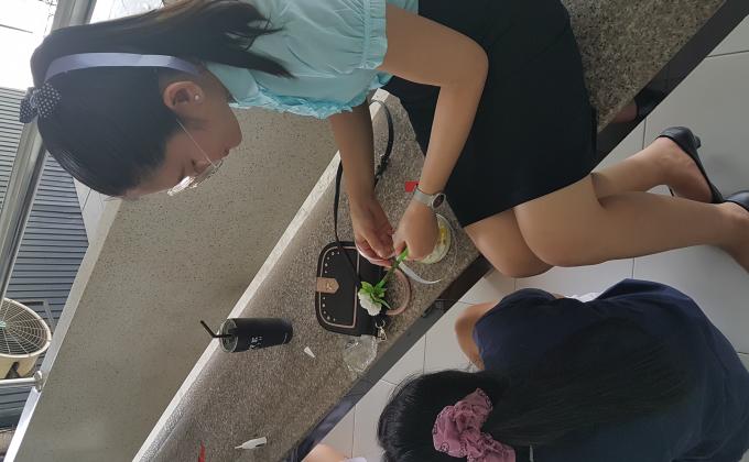 สอนนักเรียนทำดอกมะลิวันแม่