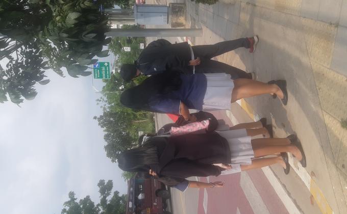 พานักเรียนข้ามถนน