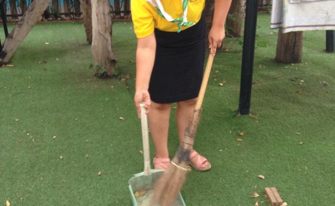 กวาดเศษใบไม้