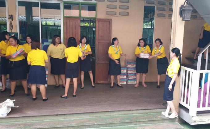 ช่วยขนย้ายหนังสือเรียน