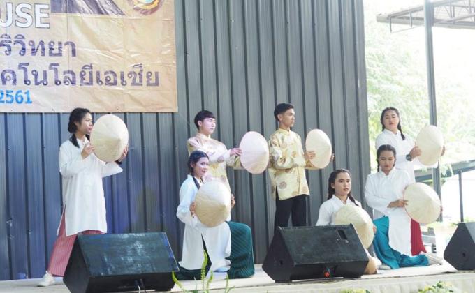 ร่วมเป็นตัวแทนในการแสดงรำหมวกเวียดนาน