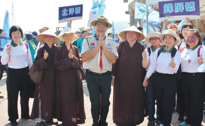 與靈鳩山的法師合影