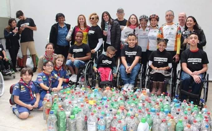 Lacres de latinhas se transformam em cadeiras de rodas.