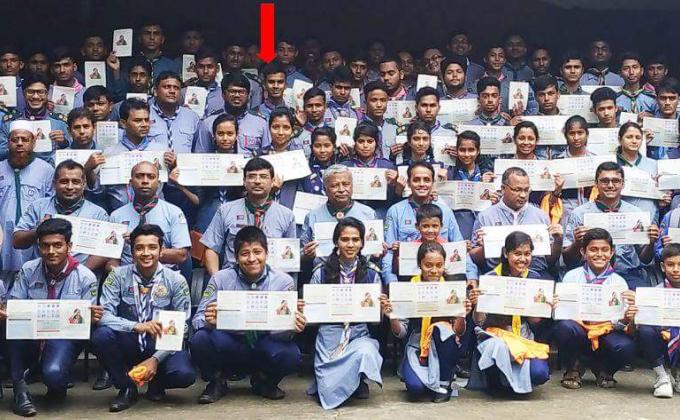 নিরাপদ সড়ক এর লিফলেট বিতরণ কর্মসূচি। 