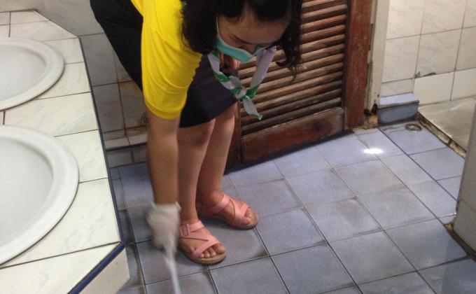   ทำความสะอาดห้องน้ำโรงเรียน