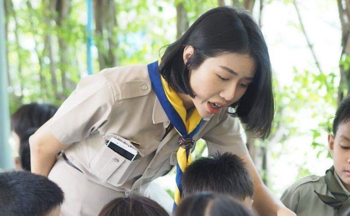 ให้คำแนะนำลูกเสือสำรองในการระดมความคิด ของค่าย Stem