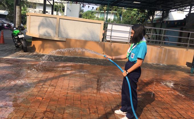 บำเพ็ญประโยชน์ ฉีดน้ำพื้นที่กลางแจ้งลดฝุ่น