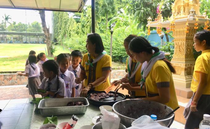 จิตอาสา ทำขนมไทยให้นักเรียนทาน