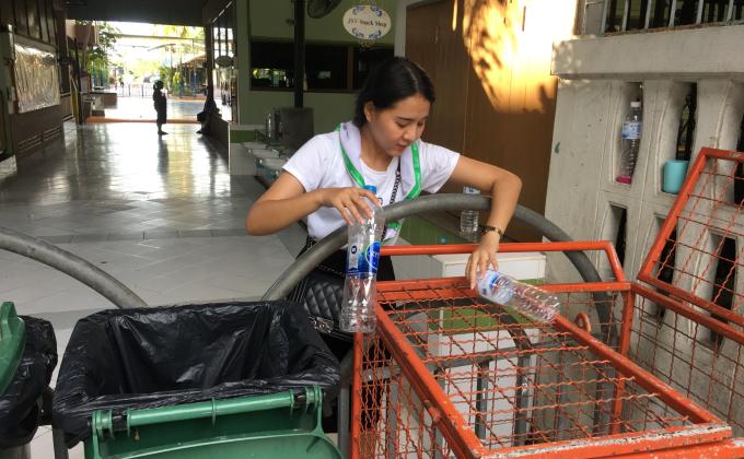 บำเพ็ญประโยชน์ แยกขวดพลาสติก