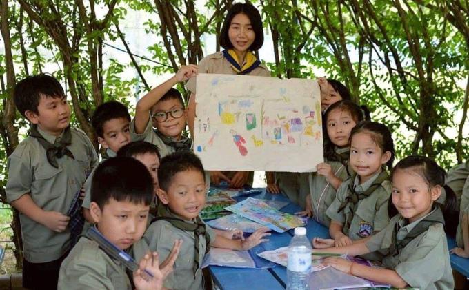 ลูกเสือระดมความคิดในการวางแผนค่าย stem