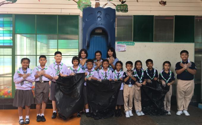 เก็บขยะบริเวณเลียบคลอง