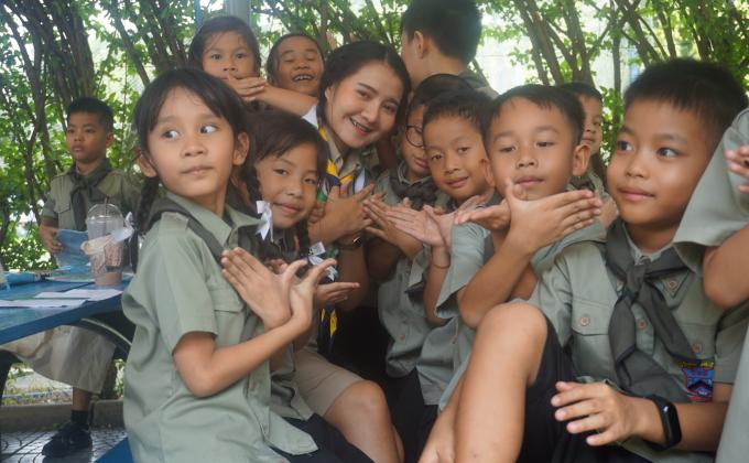   สอนเด็กทำสัญลักษณ์ MoP