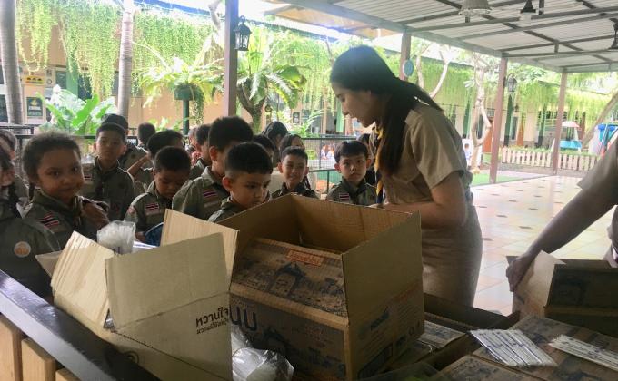 จิตอาสา ช่วยแจกนมให้นักเรียน