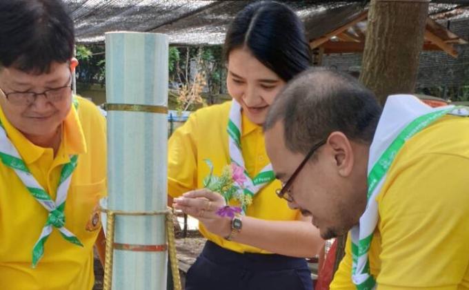 จิตอาสา ตกแต่งเทียนจำนำพรรษา