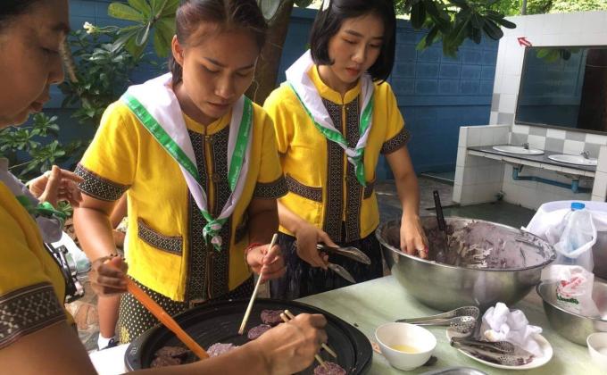 จิตอาสา ทำขนมให้นักเรียนทาน