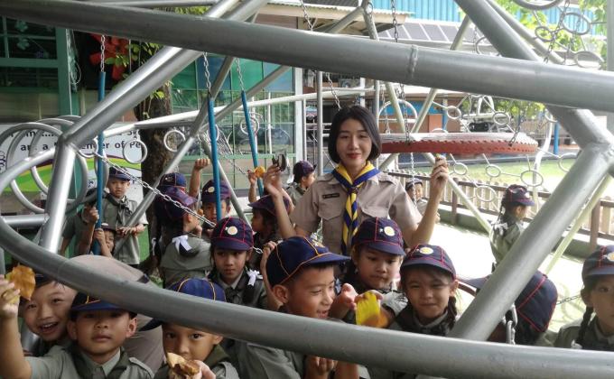 บำเพ็ญประโยชน์ เก็บขยะสนามเด็กเล่น