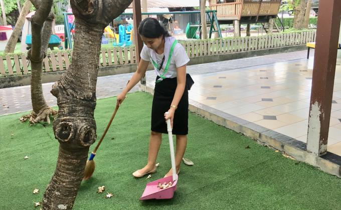 บำเพ็ญประโยชน์ กวาดใบไม้