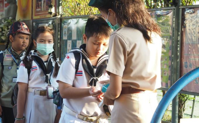จิตอาสาแจกเจลล้างมือให้เด็กนักเรียน 
