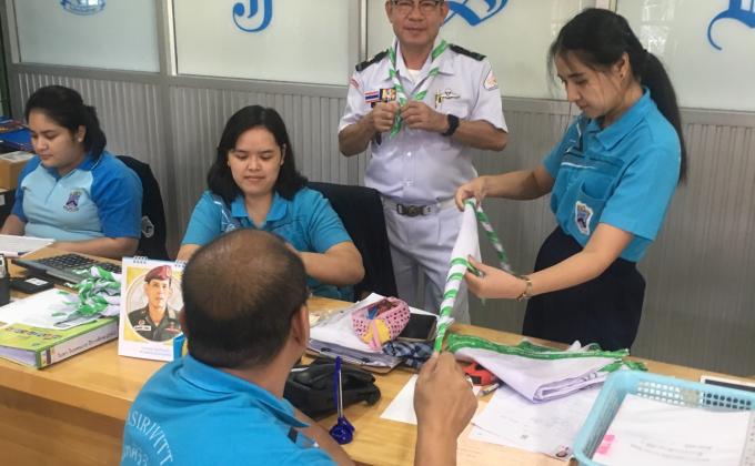 จิตอาสา เตรียมผ้าผูกคอให้ผู้เข้าร่วมการฝึกอบรมการช่วยชีวิต