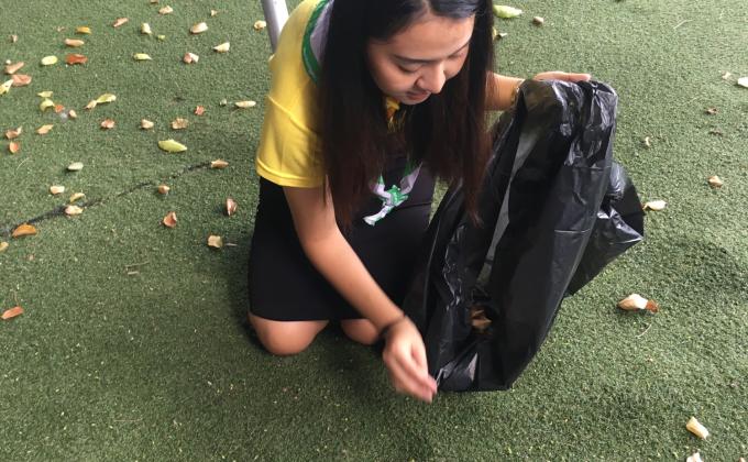 จิตอาสา เก็บใบไม้สนามเด็กเล่น