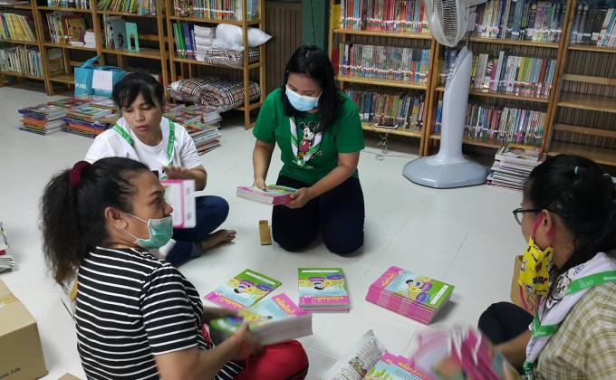 จิตอาสาช่วยคัดแยก และจัดหนังสือให้แก่นักเรียน