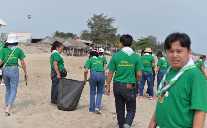 ร่วมบำเพ็ญประโยชน์เก็บขยะชายหาดทะเลหาดเจ้าสำราญจังหวัดเพชรบุรี