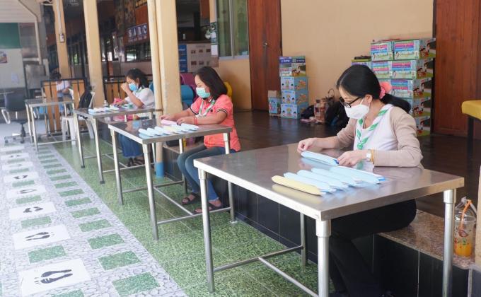 จิตอาสาจัดทำ Face Shield ช่วยเหลือบุคลากรทางการแพทย์