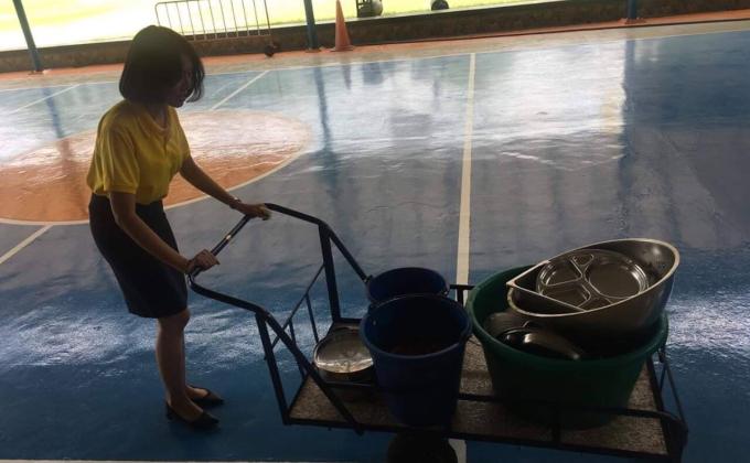 จิตอาสาช่วยแม่บ้านย้ายเครื่องครัว